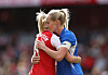Leah Williamson og Millie Turner klemmer etter Arsenal Women 1-1 Birmingham City, 17. oktober 2026.
