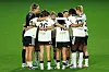 Huddle før kamp, Manchester United Women i hvite drakter, 21. oktober 2026.