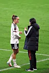 Maya Le Tissier og Eva Olid snakker underveis i seieren mot Liverpool Women, 21. oktober 2026.