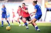 Elisabeth Terland jakter på ballen, Naomi Layzell sentrer. Everton Women 0-0 Manchester United, 31. oktober 2026.