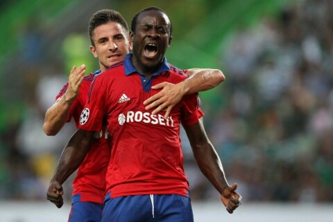LISBON, PORTUGAL - AUGUST 18: PFC CSKA Moscow's forward Seydou Doumbia celebrates scoring a goal with PFC CSKA Moscow's midfielder Zoran Tosic during the UEFA Champions League qualifying round play-off first leg match between Sporting CP and CSKA Moscow at Estadio Jose Alvalade on August 18, 2015 in Lisbon, Portugal. (Photo by Carlos Rodrigues/Getty Images)