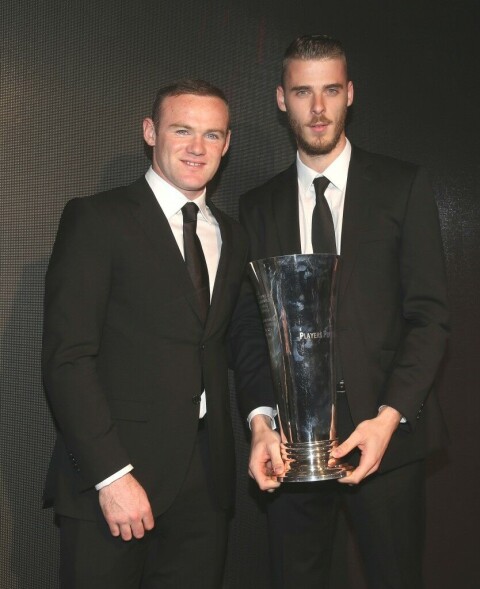 En stolt vinner med kaptein Wayne Rooney ved sin side. rd