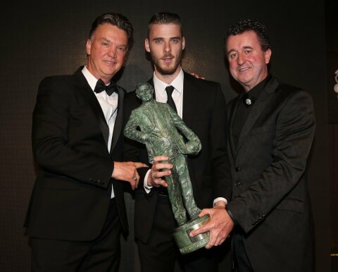 David De Gea, vinner av Sir Matt Busby-troféet, flankert av Louis van Gaal og auksjonsvinner Steve Cross. Manchester United Player of the Year Awards
