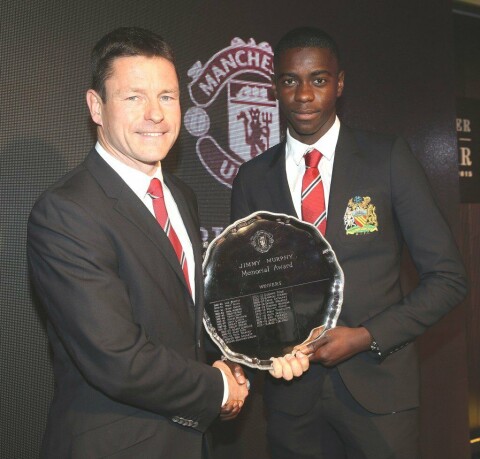 Axel Tuanzebe med beviset på at han har blitt kåret til sitt lags beste spiller i 2014/15-sesongen. Sjefen hans, Paul McGuinness, står for overrekkelsen. at