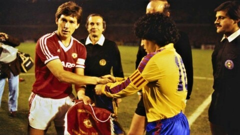ROBSON OG MARADONA: Før kampen på Old Trafford i 1984. Robson scoret to mål, og Frank Stapleton scoret ett, og United sendte Maradona og Barcelona ut av Cupvinnercupen.