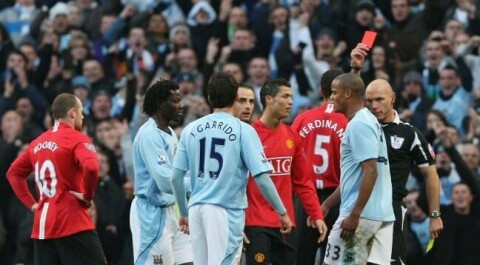 Howard Webb gir Cristiano Ronaldo rødt kort i derbyet mot Manchester City.