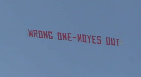 MOYES OUT: Slik så banneret som svevde over Old Trafford sent i mars ut.