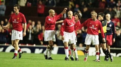 JUBEL: Her feirer United-laget scoring mot Olympiakos på Old Trafford i 2001.