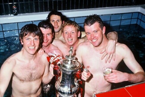 FEIRING: Lee Sharpe, Denis Irwin, Ryan Giggs, David May og Gary Pallister feirer FA Cup-triumfen i 1996.