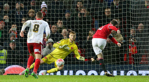 MANCHESTER, ENGLAND - JANUARY 09: Wayne Rooney of Manchester United scores a late penalty during the Emirates FA Cup Third Round match between Manchester United and Sheffield United at Old Trafford on January 9, 2016 in Manchester, England. (Photo by Alex Livesey/Getty Images)