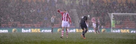 Vil tilsvarende værforhold som dette møte spillerne på Britannia Stadium også denne helgen? Stoke City v Manchester United - Capital One Cup Quarter Final