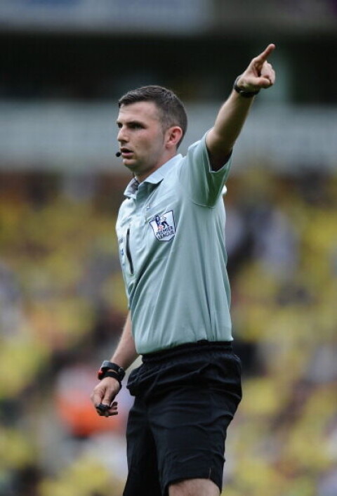 Michael Oliver leder lørdagens oppgjør på Old Trafford. Norwich City v Everton - Premier League