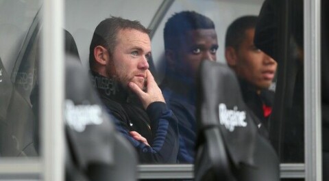TILBAKE I TROPPEN: Wayne Rooney satt på benken fra start mot Swansea.