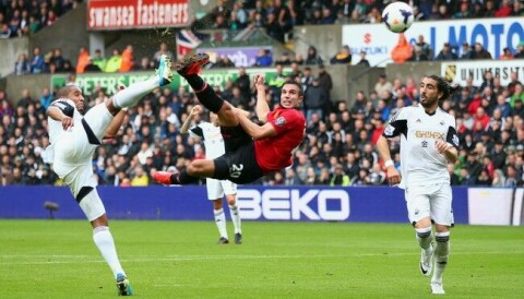 AKROBATISK: Robin van Persie med en fantastisk prestasjon på Uniteds 1-0-scoring.