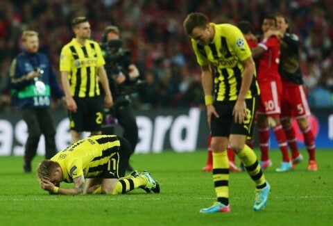 Borussia Dortmund-spillerne fortviler etter å ha tapt mot Bayern München i Champions League-finalen. Borussia Dortmund-spillerne fortviler etter å ha tapt mot Bayern München i Champions League-finalen.