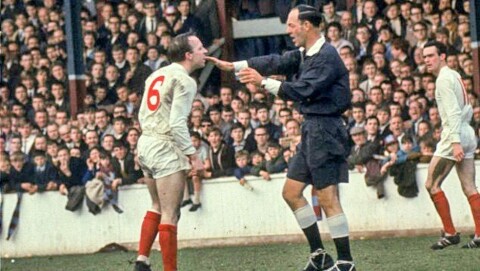 NOBBY STILES visste å bite fra seg, og ikke bare mot spillende motstandere. Ofte gikk det også ut over øyrikets kampledere. NOBBY STILES visste å bite fra seg, og ikke bare mot spillende motstandere. Ofte gikk det også ut over øyrikets kampledere.