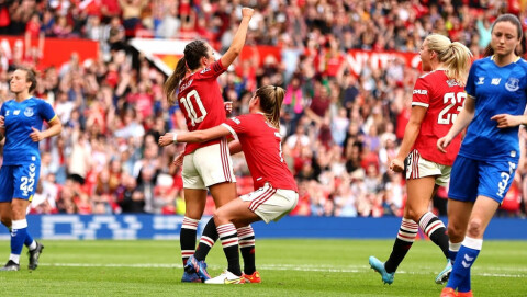 SCORET PÅ OLD TRAFFORD: Katie Zelem – som her gratuleres av to andre spillere som vokste opp som United-supportere, nemlig Ella Toone og Alessia Russo. malfeiring270322