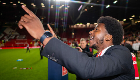 HAR HATT MANGE NEDTURER: Willy Kambwala gikk glipp av FA Youth Cup-finalen i 2022 på grunn av en av sine mange skader, men feiret uansett på Old Trafford-gressmatta med lagkameratene.