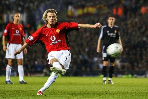Med et av sine berømte signaturfrispark, scorer DAVID BECKHAM her under Champions League-møtet med Real Madrid på Old Trafford i april 2003. Med et av sine berømte signaturfrispark, scorer DAVID BECKHAM her under Champions League-møtet med Real Madrid på Old Trafford i april 2003.