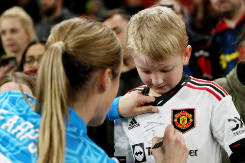 SIGNERER DRAKT: Her fra etter kampen mot West Ham på Old Trafford i mars. Manchester United v West Ham United - Barclays Women's Super League