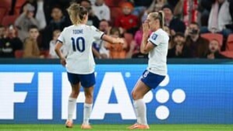 MED MÅLSCOREREN: Ella Toone trøster først Georgia Stanway etter at hun bommet sitt straffeforsøk. Like etter fikk hun en ny mulighet som ble satt i mål. England v Haiti: Group D - FIFA Women's World Cup Australia & New Zealand 2023