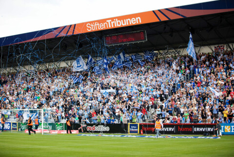 STRIPET FOR LIVET: «Stripet for livet» er slagordet i OB. Her er fansen i aksjon under en kamp mot Brøndby. Christian Eriksen er «stripet for livet» etter sine år i klubben og skal trolig avslutte karrieren i OB. Odense BK v Brondby IF - Danish Superliga