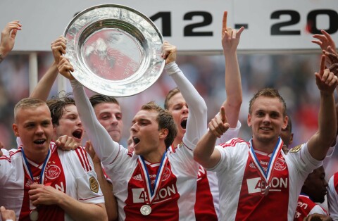 SUKSESSHISTORIE: Christian Eriksen med det berømte skjoldet som bevis på at han er ligamester med Ajax. Bildet er fra 2013, hans tredje strake ligagull med Ajax. Ajax v Willem II - Dutch Eredivisie