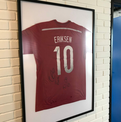 DONERT FRA CHRISTIAN ERIKSEN: En landslagstrøye som OB har fått av Christian Eriksen. Eriksen har god kontakt med både klubben og byen Odense. Foto: Lars Morten Olsen. OBTrøye1