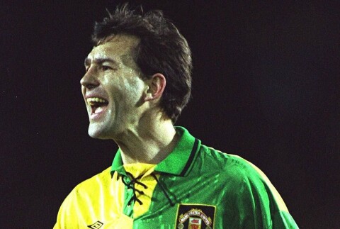 ENDELIG: Bryan Robson skriker ut sine formaninger til medspillerne på tampen av oppgjøret mot Crystal Palace. Endelig, etter 12 år i klubben, skulle det omsider lykkes for Robson å bli ligamester.
