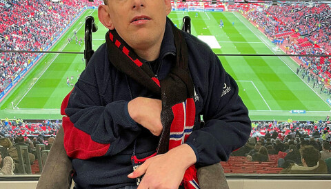MEGET FORNØYD MEDLEM: Trond Rosåsen var en av de aller første som benyttet seg av Supporterklubbens tilbud om billett på handikaptribunen. – Det var kjempefine billetter, helt øverst på Stretford End, opplyser Rosåsen til United-Supporteren. Foto: Privat. rosåsen