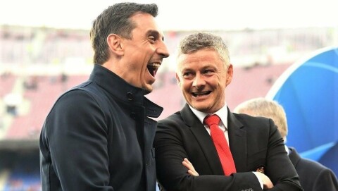 SMILENE STIVNET: Gary Neville og Ole Gunnar Solskjær i en munter samtale før Champions League-kampen mot Barcelona våren 2019. Nå mener Neville at Solskjær er under et enormt press etter tapet mot byrivalen City, men han tror ikke det kommer et managerbytte med det aller første. SMILENE STIVNET: Gary Neville og Ole Gunnar Solskjær i en munter samtale før Champions League-kampen mot Barcelona våren 2019. Nå mener Neville at Solskjær er under et enormt press etter tapet mot byrivalen City, men han tror ikke det kommer et managerbytte med det aller første.