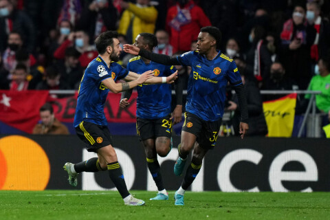 1-1: Anthony Elanga og Bruno Fernandes jubler for 1-1-scoring i Madrid. Atletico Madrid v Manchester United: Round Of Sixteen Leg One - UEFA Champions League