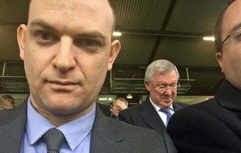 UNITED-FAN: Oli Winton er komitémedlem i MUST, den uavhengige Manchester United Supporters’ Trust, og er også én av sju United-supportere i det nyutnevnte rådigvende supporterstyret i United. Han reiser til de fleste hjemme- og bortekamper og har en sivil jobb som politisk konsulent. UNITED-FAN: Oli Winton er komitémedlem i MUST, den uavhengige Manchester United Supporters’ Trust, og er også én av sju United-supportere i det nyutnevnte rådigvende supporterstyret i United. Han reiser til de fleste hjemme- og bortekamper og har en sivil jobb som politisk konsulent.