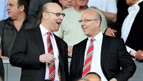 EIERNE: Avram (t.v) og Joel Glazer mente United-drakten ble undersolgt da de overtok eierskapet i United. Siden har verdiene på draktsponsoravtalene skutt i været. Den siste avtalen med TeamViewer har flatet ut kurven, men i dagens marked er det likevel en god avtale.