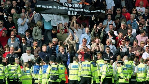 STERKE FØLELSER: Politiet stod klart etter bortekampen mot Southampton i mai 2005 – for å hindre at United-fansen skulle gjøre noe mer enn å demonstrere på tribunen.