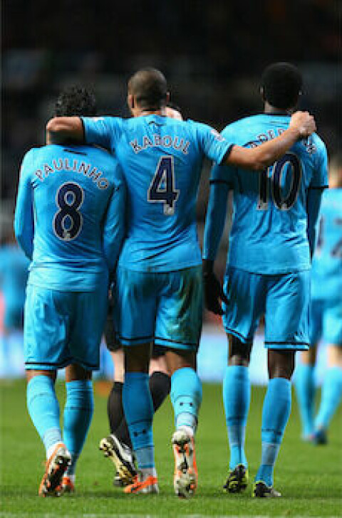 VANT: Her feirer Paulinho, Kaboul og Adebayor etter scoring mot Newcastle onsdag.