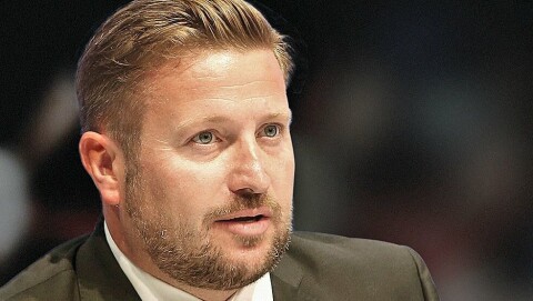 BÅDE INNTEKTER OG GJELD ØKER: Richard Arnold la torsdag ettermiddag frem de ferske regnskapstallene som viser at både omsetningen og nettogjelden har økt med ca 1 milliard norske kroner i 2021/22-sesongen. arnoldfor