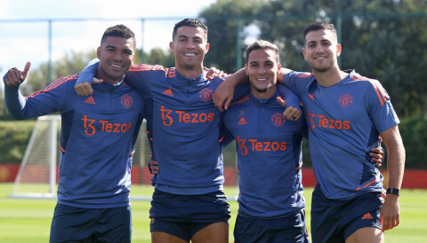 STJERNEGALLERI: Casemiro, Cristiano Ronaldo, Antony og Diogo Dalot vil ha få problemer med å forstå hverandre når de snakker sammen. Vil samhandlingen bli like bra på banen? Bilder som dette er gull verdt for Uniteds sponsor av treningsutstyret, Tezos. 19åtte