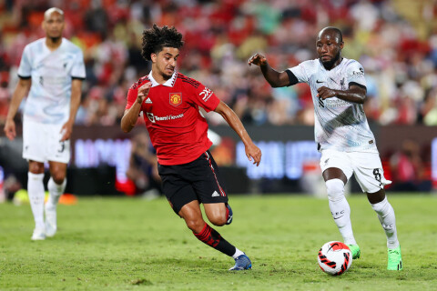 IMPONERTE: Zidane Iqbal var en av flere unggutter som fikk sjansen av Ten Hag mot Liverpool og den lokale unggutten imponerte i tospann med Charlie Savage på Uniteds midtbane. Liverpool v Manchester United - Preseason Friendly