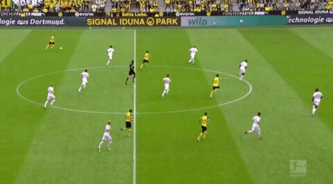 KLASSISK RANGNICK: Ingen jukser defensivt når gjenvinningsforsøket mislyktes. Her er ni mann på full fort hjemover (og mot motspiller). Skjermbilde 2021-12-04 kl. 12.07.58