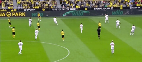 KLASSISK RANGNICK: Dortmund med ball like innenfor Leipzigs halvdel – og 9 av 10 Leipzig-utespillere mindre enn 20-25 meter fra ball. Skjermbilde 2021-12-04 kl. 11.45.52