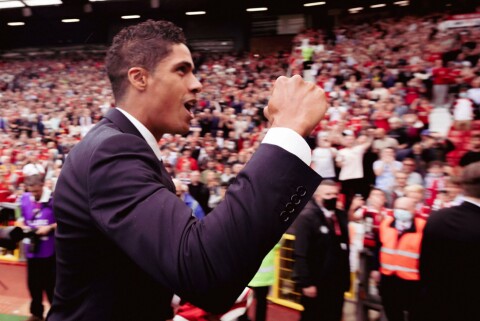 STORSLAGEN VELKOMST: Raphaël Varane spilte hovedrollen i minuttene før avspark da United tok imot Leeds lørdag. Manchester United v Leeds United - Premier League