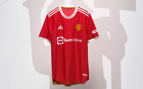 REN OG PEN: Det er lite å utsette på designet til adidas. Den nye hjemmedrakten er forskånet fra uromomenter, den er ren og den hvite kragen og de hvite ermene blir dermed ekstra godt synlige. Det kler drakten. united drakt 21 22