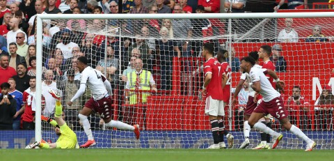 AVGJØRELSEN: Kortney Hause headet inn 1-0-scoringen til Aston Villa. Manchester United v Aston Villa - Premier League