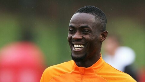 SERVITØR: Eric Bailly kunne smile etter å ha lagt opp til Elfenbenskystens første mål mandag. Bildet er tatt ved en tidligere anledning.