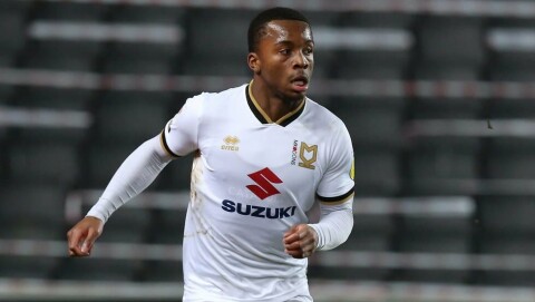 Championship-ekspert om 20-åringen: – Kan bli en god Premier League-spiller Milton Keynes Dons v Plymouth Argyle - Sky Bet League One