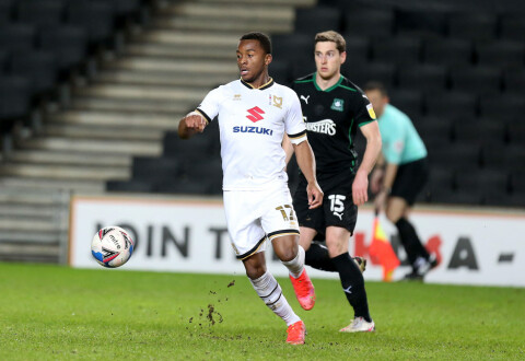 UNITED-BACK: Ethan Laird får verdifull matching i Swansea denne sesongen. Milton Keynes Dons v Plymouth Argyle - Sky Bet League One