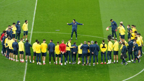 SAMLET TROPPENE: Unai Emery samlet Villarreal-spillerne i en sirkel under tirsdagens trening. Emery (1)
