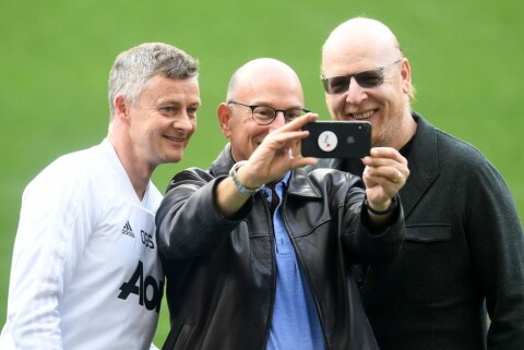 LEDERMØTE: Ole Gunnar Solskjær (t.v.), Cliff Baty (midten) og Avram Glazer (t.h.) tar en selfie i Paris.