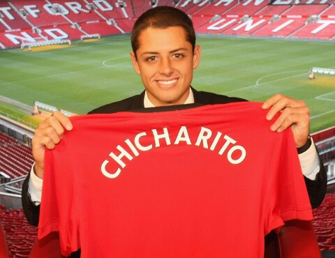 2010: Javier Hernandez poserer med sin nye United-drakt etter å ha signert for Manchester United.